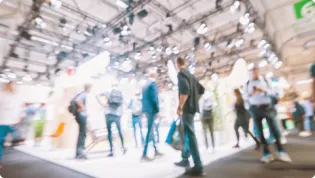 展示会ブースの前に設置することで、飲食店の看板のように来場者をブース内へ誘導することができる